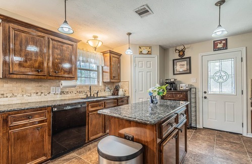 Magnolia Otro | Country Getaway Magnolia Forest Home in 10 Acre Lot