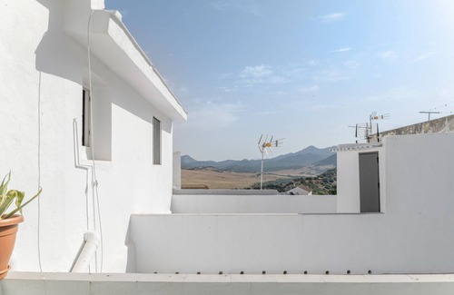 Alcalá de los Gazules Casa | Casa Rural 'El Rincón de Hugo' con Vista a la Montaña, Terraza Privada y Aire Acondicionado