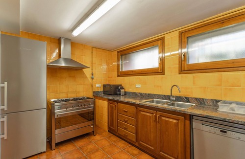 Santa Maria de Besora Casa | Casa rural 'Cisquet' con vistas a la montaña, piscina compartida y Wi-Fi