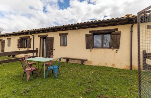 Cerezo de Abajo Casa | Casa rural 'Perro' con vistas a la montaña, jardín privado y Wi-Fi