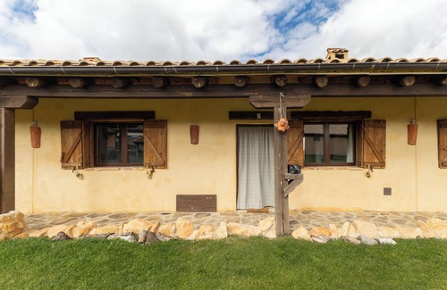 Cerezo de Abajo Casa | Casa rural 'Perro' con vistas a la montaña, jardín privado y Wi-Fi