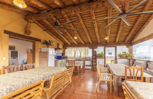 Cerezo de Abajo Casa | Casa rural 'Perro' con vistas a la montaña, jardín privado y Wi-Fi