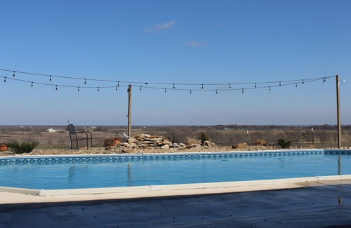 Kaufman County Casa | Country hilltop retreat on 10 acres with a pool and hot tub