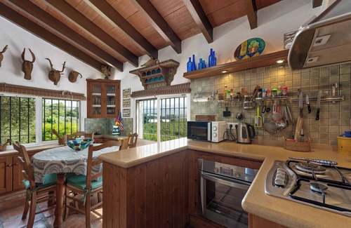 Jimena de la Frontera Casa | Casa rural 'Los 2 Cedros' con vistas a la montaña, Wi-Fi y aire acondicionado
