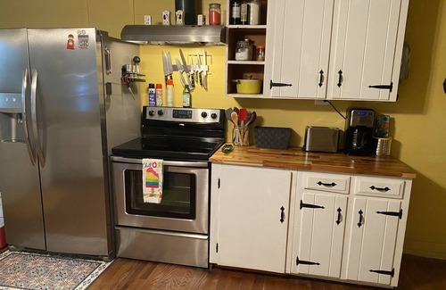 Pelham Casa | Country home 15 min to Bonnaroo farm & 10 min to the Caverns w Jacuzzi hot tub
