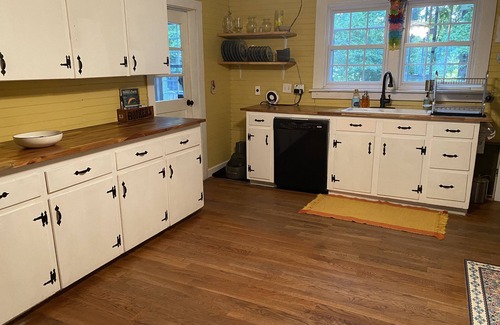 Pelham Casa | Country home 15 min to Bonnaroo farm & 10 min to the Caverns w Jacuzzi hot tub