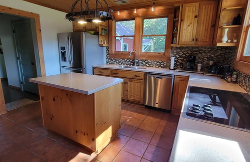 Boomer Casa | Country Home Private Setting Mountain Views