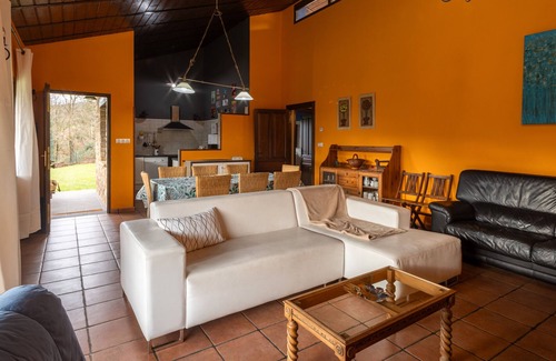 Valle de Carranza Casa | Casa rural 'Aitxitxe' con vistas a la montaña, piscina privada y terraza privada
