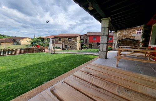 Pepín Casa | Casa rural 'Aldea Rural A Cortiña Apartamento 1' con vistas a la montaña, piscina compartida y Wi-Fi