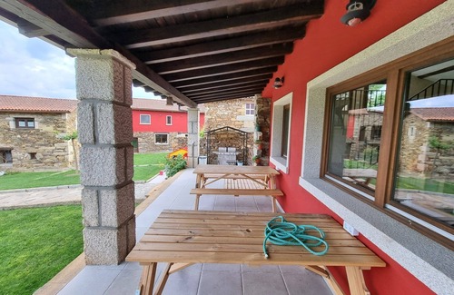Pepín Casa | Casa rural 'Aldea Rural A Cortiña Apartamento 1' con vistas a la montaña, piscina compartida y Wi-Fi