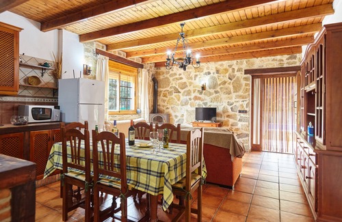 Arbuniel Casa | Casa rural 'Alojamiento Rural La Ventilla' con vistas a la montaña, piscina privada y Wi-Fi