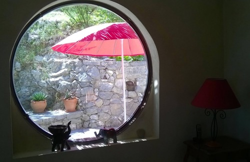 Brissac Casa | Casa de campo entre viñedos, matorrales y río.