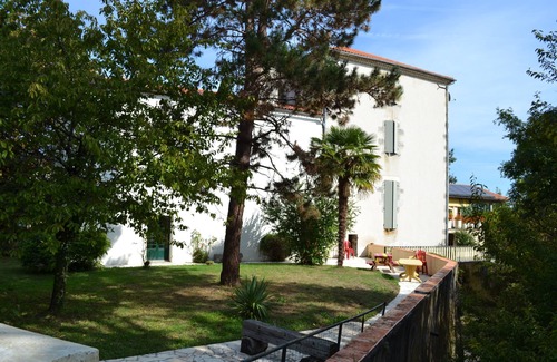 Feugarolles Casa | Country house by a stream