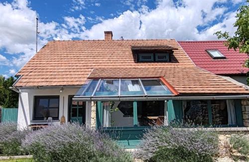 Vaszoly Chalet De Esquí | Country house by the creek