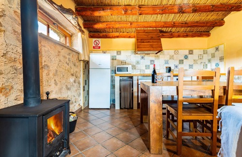 Vilar de Canes Casa | Casa rural 'Casa Jaraiz' con vistas a la montaña, piscina compartida y Wi-Fi