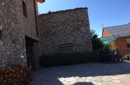 Aranser Casa | Casa rural 'Cal Poeta' con vistas a la montaña, jardín privado y Wi-Fi