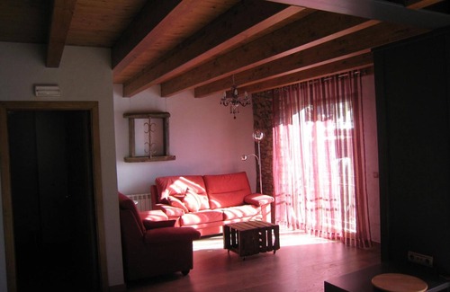 Aranser Casa | Casa rural 'Cal Poeta' con vistas a la montaña, jardín privado y Wi-Fi