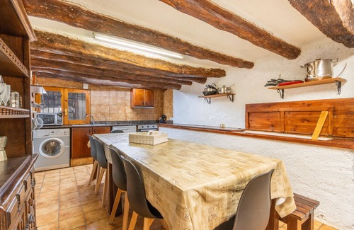 Capolat Casa | Casa rural 'Can Caubet I' con vistas a la montaña, piscina compartida y Wi-Fi