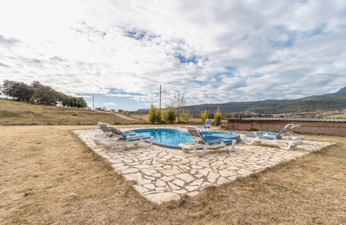 Capolat Casa | Casa rural 'Can Caubet I' con vistas a la montaña, piscina compartida y Wi-Fi