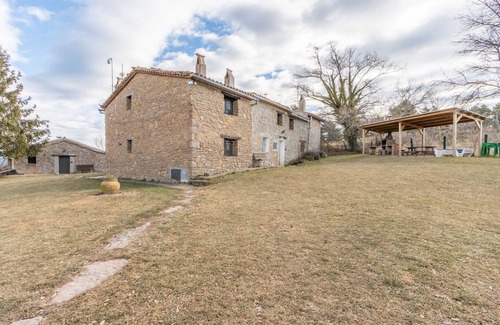 Capolat Casa | Casa rural 'Can Caubet I' con vistas a la montaña, piscina compartida y Wi-Fi
