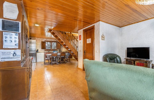 Capolat Casa | Casa rural 'Can Caubet Ll' con vistas a la montaña, piscina compartida y Wi-Fi