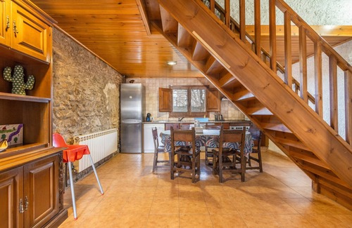 Capolat Casa | Casa rural 'Can Caubet Ll' con vistas a la montaña, piscina compartida y Wi-Fi
