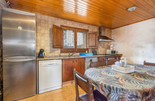 Capolat Casa | Casa rural 'Can Caubet Ll' con vistas a la montaña, piscina compartida y Wi-Fi