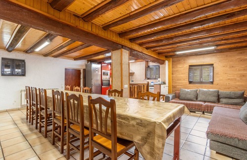 Capolat Casa | Casa rural 'Can Caubet Lll' con vistas a la montaña, piscina compartida y Wi-Fi