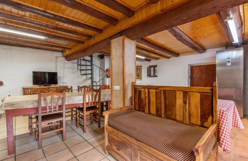 Capolat Casa | Casa rural 'Can Caubet Lll' con vistas a la montaña, piscina compartida y Wi-Fi