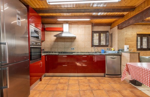 Capolat Casa | Casa rural 'Can Caubet Lll' con vistas a la montaña, piscina compartida y Wi-Fi