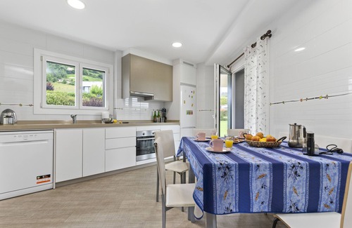 Tornon Casa | Casa rural 'Casa La Manzana' con vistas a la montaña, terraza privada y Wi-Fi