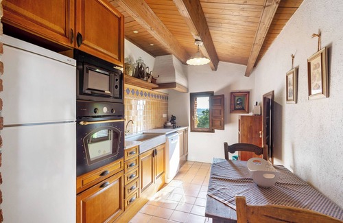 El Bruc Casa | Casa rural 'Casa Romaní' con vistas a la montaña, piscina compartida y Wi-Fi
