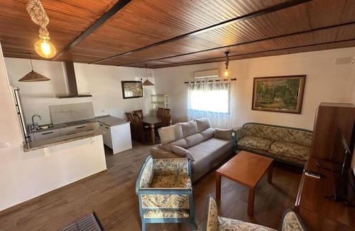 Guillena Casa | Casa rural 'Casaruralsevilla La Cabaña De Petra' con vistas a la montaña, Wi-Fi y aire acondicionado