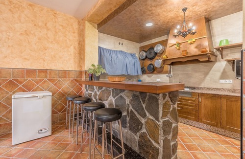Las Molineras Casa | Casa rural 'Cortijo Pinsapo' con vistas a la montaña, Wi-Fi y aire acondicionado