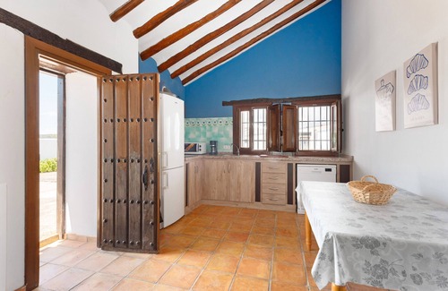 Archidona Casa | Casa Rural 'Cortijo De La Vía' con Vistas a la Montaña, Piscina Privada y Wi-Fi