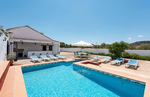Archidona Casa | Casa Rural 'Cortijo De La Vía' con Vistas a la Montaña, Piscina Privada y Wi-Fi