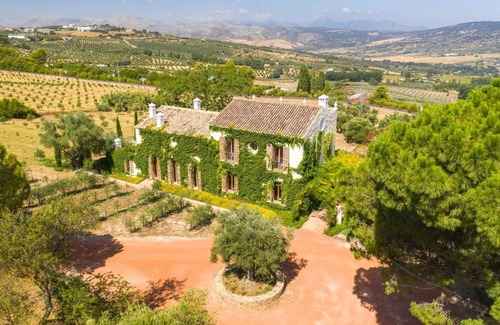 Ronda Villa | Casa rural 'Cortijo La Almazara' con vistas a la montaña, Wi-Fi y aire acondicionado