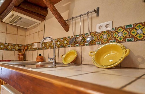 Fuenteheridos Casa | Casa rural 'El Tragaluz I' con vistas a la montaña, terraza compartida y Wi-Fi