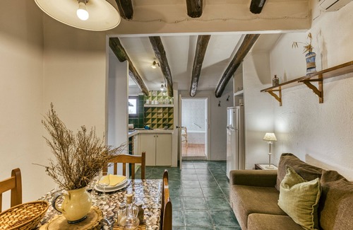 Llampaies Casa | Casa rural 'El Rebost Rural De Can Gat Vell' con piscina compartida, Wi-Fi y aire acondicionado.