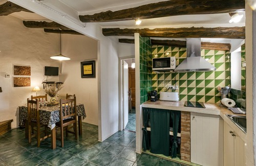 Llampaies Casa | Casa rural 'El Rebost Rural De Can Gat Vell' con piscina compartida, Wi-Fi y aire acondicionado.