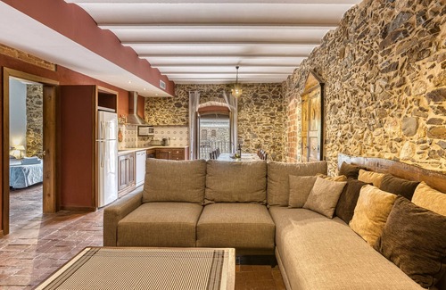 Garriguella Casa | Casa rural 'El Torn' con vistas a la montaña, Wi-Fi y aire acondicionado