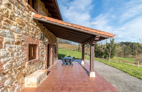 Bárcena de Cicero Casa | Casa rural 'Alba' con vistas a la montaña, jardín privado y balcón