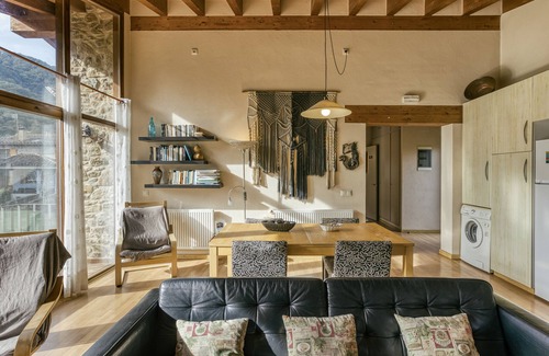 Santa Margarida de Bianya Casa | Casa rural 'El Graner' con vistas a la montaña, piscina compartida y Wi-Fi