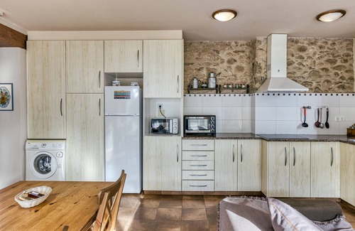 Santa Margarida de Bianya Casa | Casa rural 'El Paller' con vistas a la montaña, piscina compartida y Wi-Fi