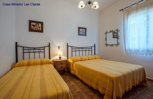 Iznate Cabaña | Villa con jardín, piscina privada, Aire Acondicionado, WIFI, hermosas vistas.