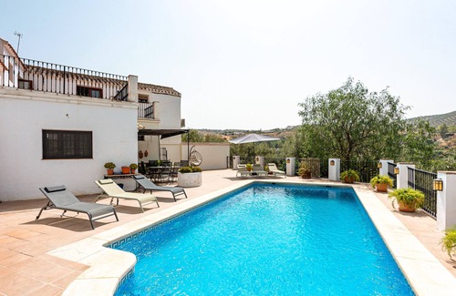 Villanueva de Algaidas Casa | Casa Rural 'Furones' con Vista a la Montaña, Wi-Fi y Aire Acondicionado