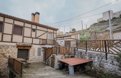 Curiel Casa | Casa rural 'Las Tercias De Curiel' con vistas a la montaña y Wi-Fi