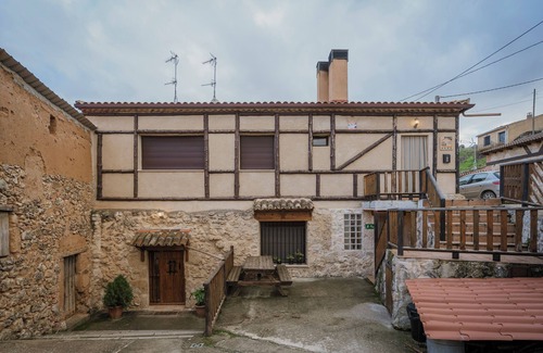 Curiel Casa | Casa rural 'Las Tercias De Curiel' con vistas a la montaña y Wi-Fi