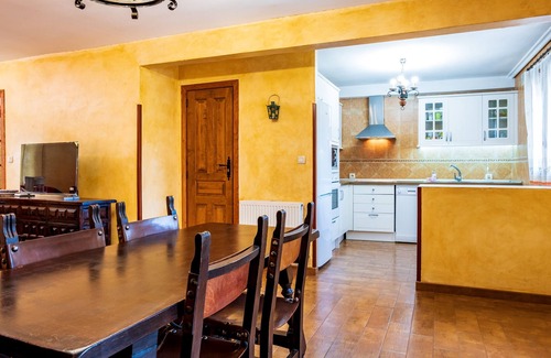 Solana de Avila Casa | Casa rural 'La Covacha' con vistas a la montaña, jardín privado y Wi-Fi
