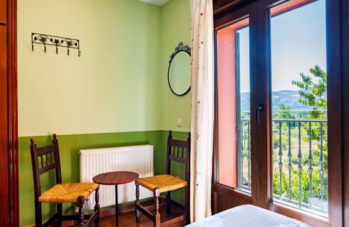 Solana de Avila Casa | Casa rural 'La Covacha' con vistas a la montaña, jardín privado y Wi-Fi
